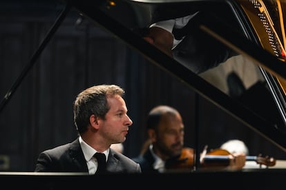 El pianista Bertrand Chamayou durante la interpretación del ‘Concierto para piano en sol’ de Ravel, el pasado 4 de septiembre en San Juan de Luz.
