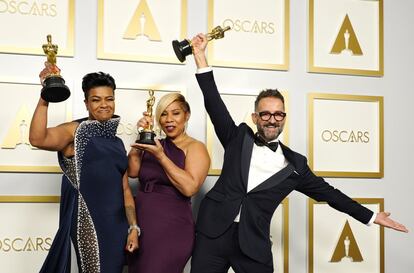 Mia Neal, Jamika Wilson y Sergio López-Rivera, ganadores de maquillaje y peluquería por 'La madre del blues', posan en la sala de prensa con su estatuillas.