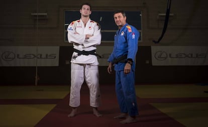 Niko Sherazadishvili (I) y Quino Ruiz, su técnico, en el Polideportivo de Brunete antes de viajar al Mundial.