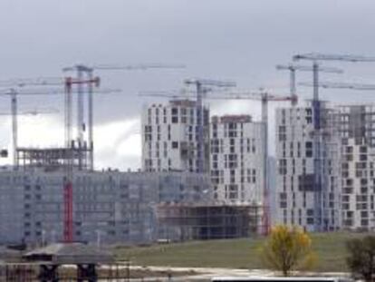En la imagen, varios edificios de viviendas en construcción. EFE/Archivo