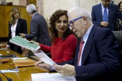 La consejera de Hacienda y Administración Pública, María Jesús Montero (c) y el titular de Economía, José Sánchez Maldonado (d), en sus escaños al comienzo del pleno del Parlamento de Andalucía, que acoge esta tarde el debate a la totalidad del proyecto de ley de presupuestos de la comunidad autónoma para 2014.