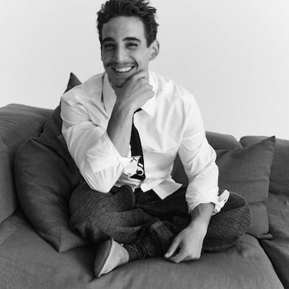 Miguel Herrán viste, entero, de Louis Vuitton.