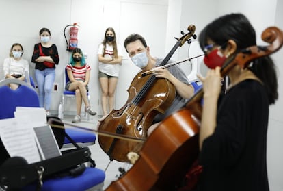 El violonchelista principal de la Orquesta Filarmónica de Viena, Tamás Varga, imparte una clase magistral en el hotel de Tenerife antes del concierto.