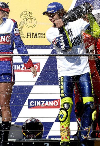 Rossi celebra su triunfo con cava.