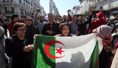 Manifestantes durante os protestos na sexta-feira contra Buteflika, em Argel.