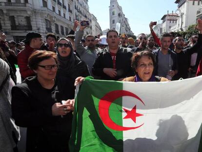 Manifestantes durante os protestos na sexta-feira contra Buteflika, em Argel.