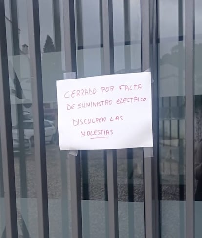 Cartel colocado en la mañana del 9 de noviembre en el consultorio de Galaroza (Huelva), en el que se avisa de que se suspenden las consultas por falta de suministro eléctrico.