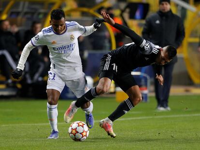 Rodrygo conduce ante Castañeda en el Sheriff-Real Madrid de Champions de hace dos semanas.