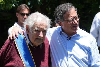 El presidente de Colombia, Gustavo Petro, condecora al expresidente de Uruguay, José 'Pepe' Mujica, en Montevideo, el 5 de diciembre de 2024.