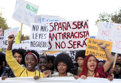 "España será antirracista o no será", "No más leyes negreras" o "Comunidades racializadas unidas en la lucha". Cientos de personas gritaron estos lemas y otros en la manifestación celebrada el pasado domingo 12 de noviembre en Madrid bajo el lema 'Por una sociedad sin racismo'. Se trata de la primera del país organizada por migrantes y personas racializadas en España.