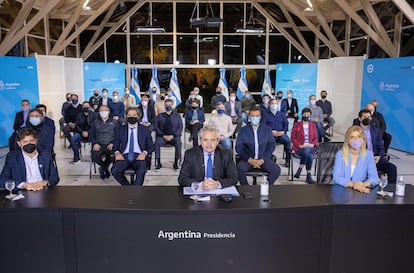 O presidente da Argentina, Alberto Fernández (centro), ao lado do governador da província de Buenos Aires, Axel Kicillof (à esq.) e da vice-governadora, Manuela Magario (à dir.), depois de seu discurso.