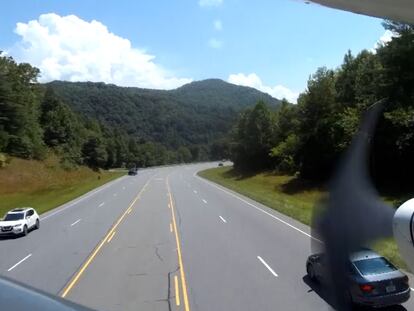 Una avioneta, pilotada por Vincent Fraser, aterriza entre automóviles en la carretera de Carolina del Norte.