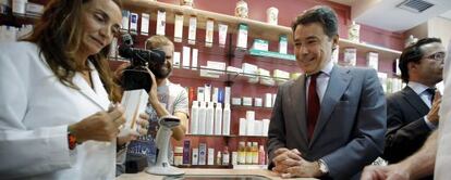 Ignacio González visita una de las farmacias que disponen de receta electrónica.