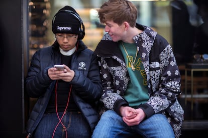 Dos jóvenes en el barrio de Soho (Nueva York) en diciembre de 2015, cuando el 'streetwear' empezaba a cobrar fuerza entre el público mayoritario.