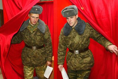 Dos soldados bielorrusos se disponen a votar en un colegio electoral de Minsk.