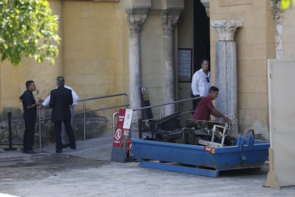 Trabajadorez retiran escombros del Patio de los Naranjos.