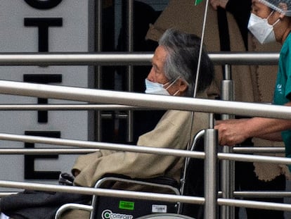 Alberto Fujimori llega a una clínica de Lima, este lunes.