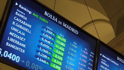 Una pantalla informativa de la Bolsa de Madrid muestra el viernes la escalada de los valores bancarios.