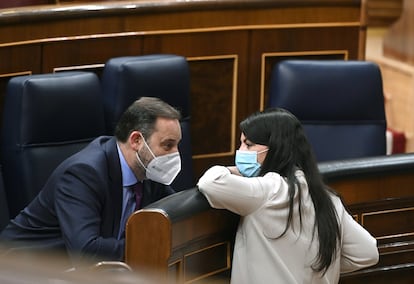 La diputada de Vox Macarena Olona conversa con el ministro de Transportes, José Luis Ábalos, durante el pleno extraordinario celebrado este jueves en el Congreso de los Diputados.