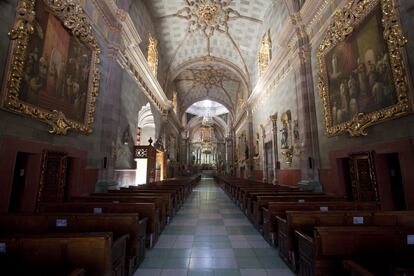 Interior da igreja de Santa M?nica, situada no centro da Barca (Jalisco).