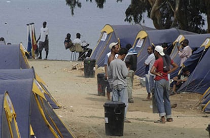 Inmigrantes en el campamento instalado por Médicos Sin Fronteras en Ceuta, ayer.