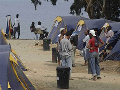 Inmigrantes en el campamento instalado por Médicos Sin Fronteras en Ceuta, ayer.