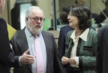 El ministro de Agricultura y Pesca del Gobierno español, Miguel Arias Cañete (i), conversa con la comisaria europea de Pesca, Maria Damanaki, durante la reunión del consejo de ministros de Agricultura y Pesca de la Unión Europea (UE) celebrada en Bruselas, Bélgica. EFE/Archivo