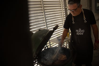 Humberto Villarreal chef parrillero en su restaurante Mata De Chile, en el municipio de San Pedro Garza García.