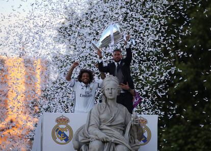 Sergio Ramos y Marcelo celebran la victoria junto a la diosa Cibeles.