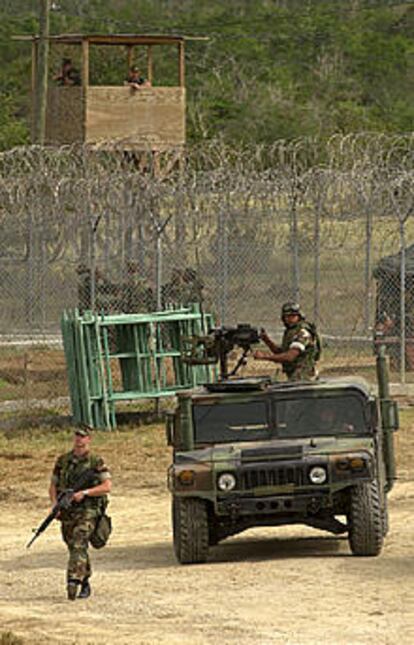 Unos <i>marines</i> patrullan cerca de los límites de la base de Guantánamo.