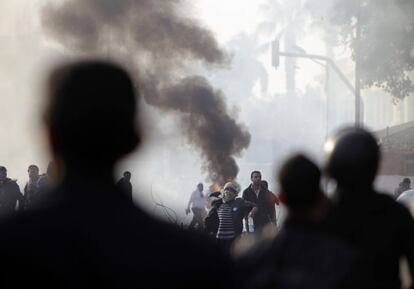 Estudiantes universitarios protestan en la ciudad de El Cairo (Egipto).