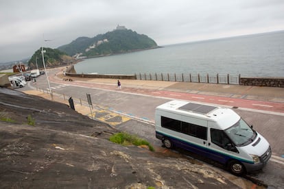 Una furgoneta que se ofrece como alojamiento turístico, estacionada en el paseo Nuevo de San Sebastián.