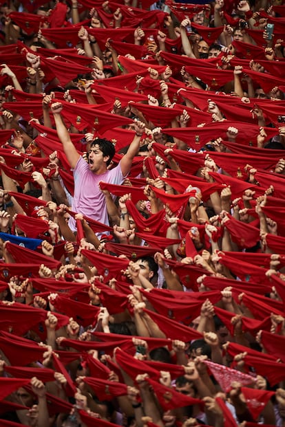 Cientos de personas alzan sus pañuelos durante el chupinazo en la plaza Consistorial de Pamplona. 