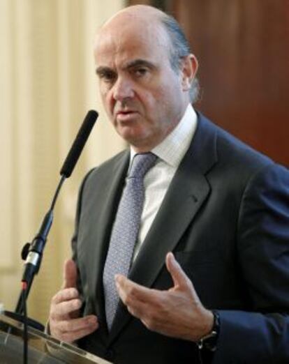 GRA145 MADRID, 3/12/2013.- El ministro de Economía, Luis de Guindos, durante la presentación del informe de la consultora PwC "La economía española en 2033". Guindos ha insistido en que hay datos "positivos" sobre todo porque el mes de noviembre es "muy complejo desde el punto de vista estacional" pero que "queda mucho camino por recorrer" y ha dicho hoy que "es posible" cerrar el año sin destrucción de empleo. EFE/Sergio Barrenechea