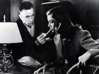 Humphrey Bogart le da lumbre a Lauren Bacall en una escena de 'Tener y no tener' (1944) de Howard Hawks. Es una de las múltiples secuencias en las que esta pareja encabeza un diálogo tras el ritual de enrrollarse un cigarrillo y encenderlo.