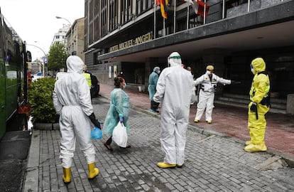 Check-in atípico. Llegada de pacientes de coronavirus al hotel Miguel Ángel de Madrid el pasado 1 de abril.