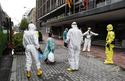 Check-in atípico. Llegada de pacientes de coronavirus al hotel Miguel Ángel de Madrid el pasado 1 de abril.