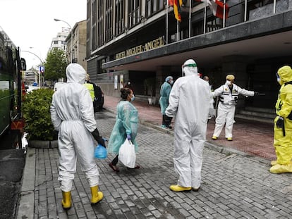 Check-in atípico. Llegada de pacientes de coronavirus al hotel Miguel Ángel de Madrid el pasado 1 de abril.