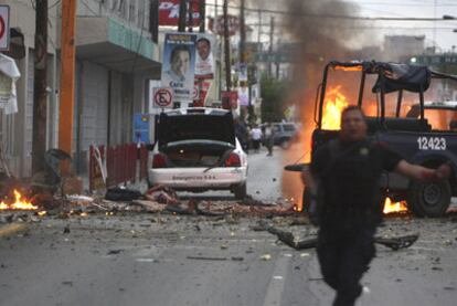 Un coche bomba activado con un móvil estalló en la madrugada del viernes en Ciudad Juárez, fronteriza con EE UU, al paso de un vehículo policial y mató a cuatro personas.