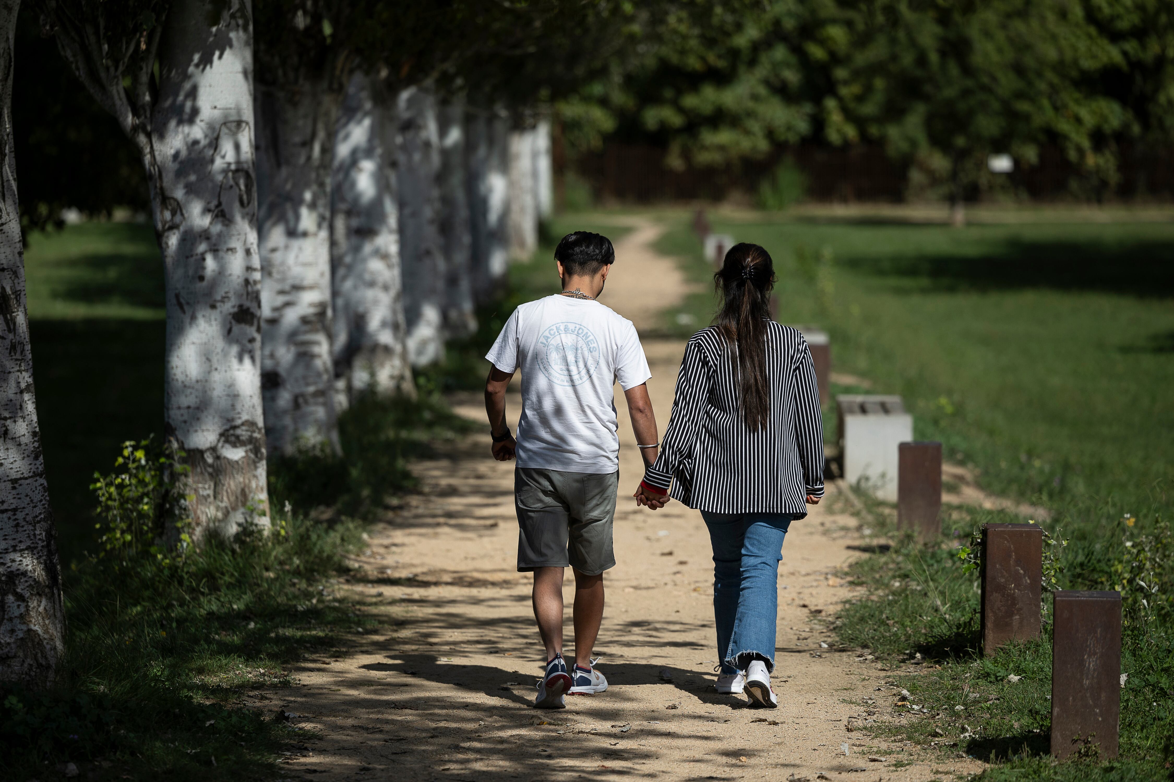 Sara, de 20 años, y Arush, de 28, pasean junto a la sede de Valentes i Acompanyades en Salt (Girona).
