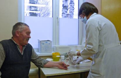 Un m&eacute;dico saca sangre a un paciente en Kirov (Rusia).