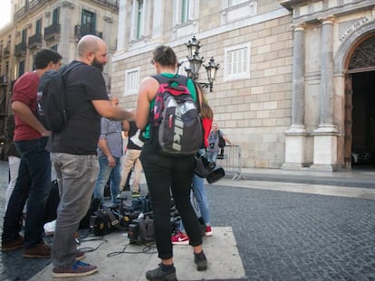 Varios periodistas haciendo guardia frente al Palau de la Generalitat por la reunión de los consejeros.