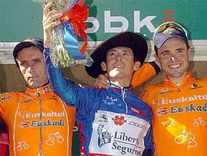 Roberto Heras celebra su triunfo en la Euskal Bizikleta acompañado por Roberto Laiseka (izquierda) y Samuel Sánchez (derecha).