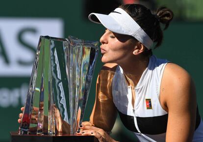 Andreescu besa el trofeo de campeona en Indian Wells.