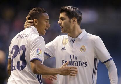 Álvaro Morata es felicitado por Danilo después de marcar el primer gol.