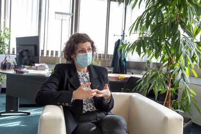 Jeanne Barseghian, alcaldesa de Estrasburgo, en su despacho durante la entrevista. 