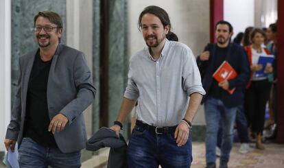 Xavier Dom&egrave;nech y Pablo Iglesias tras una reuni&oacute;n en el Congreso de los Diputados.