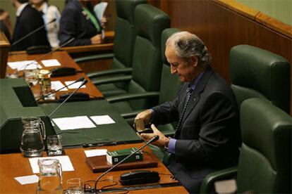 Atutxa, sentado en la mesa de edad del Parlamento vasco durante las votaciones de hoy para elegir presidente.