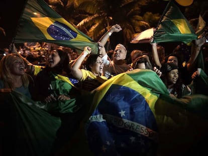 Seguidores de Bolsonaro celebran su victoria la semana pasada ante la residencia del ultraderechista en Rio de Janeiro