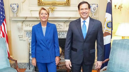 La presidenta de Suiza, Karin Keller-Sutter, posando junto al secretario de Estado de Estados Unidos, Marco Rubio, durante la reunión en Washington.
